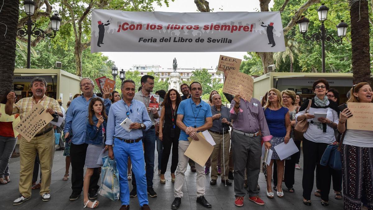 Los manifestantes esta mañana en la Feria del Libro de Sevilla. / Fotos: Jesús Barrera