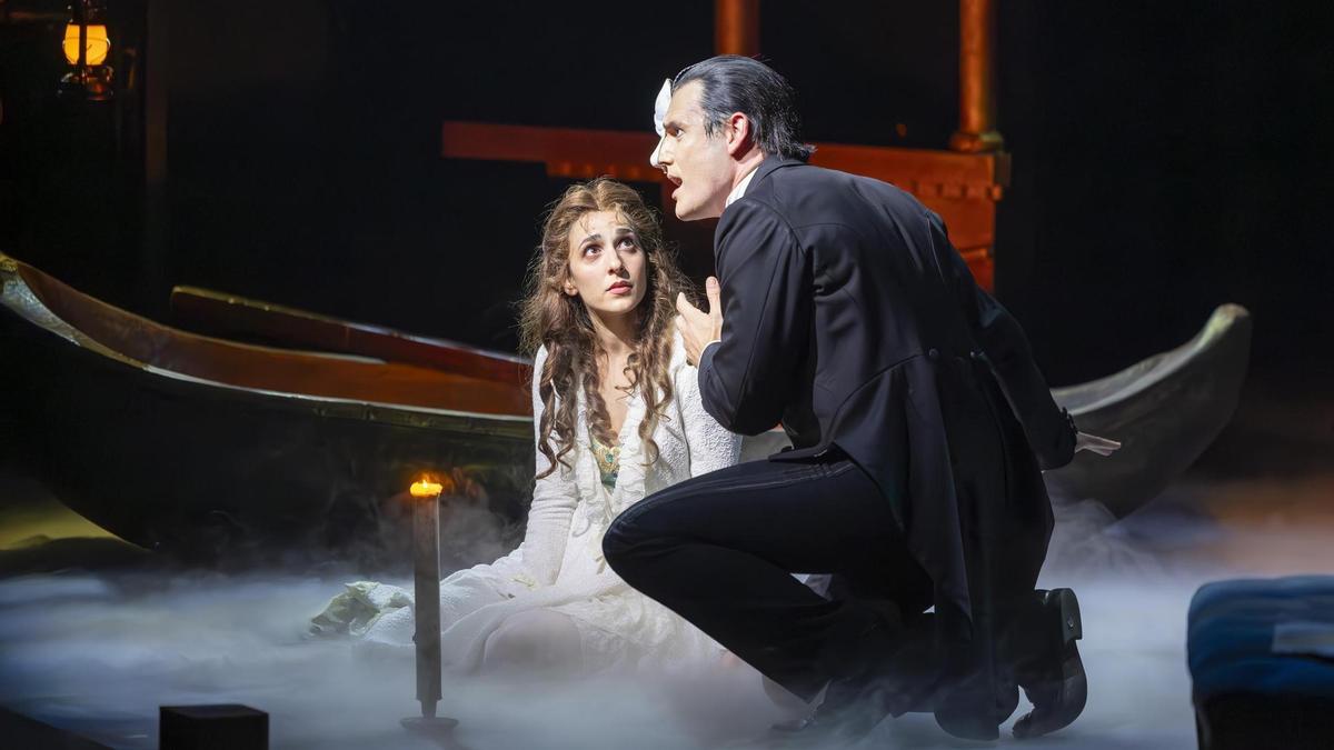 Una de las escenas del musical 'El fantasma de la Ópera', que se representa hasta este domingo en el Teatro Cervantes de Málaga.