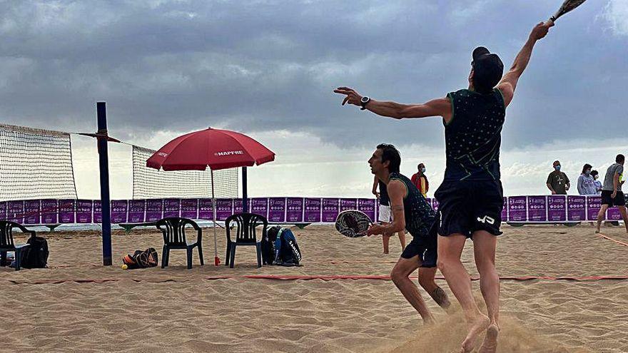 Sebas Insúa y Guille Vallmitjana, en un partido de tenis playa.