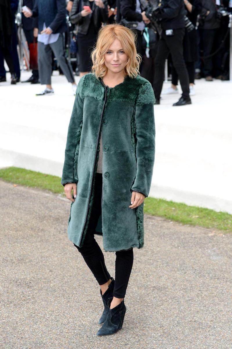 Sienna Miller en Londres con abrigo verde