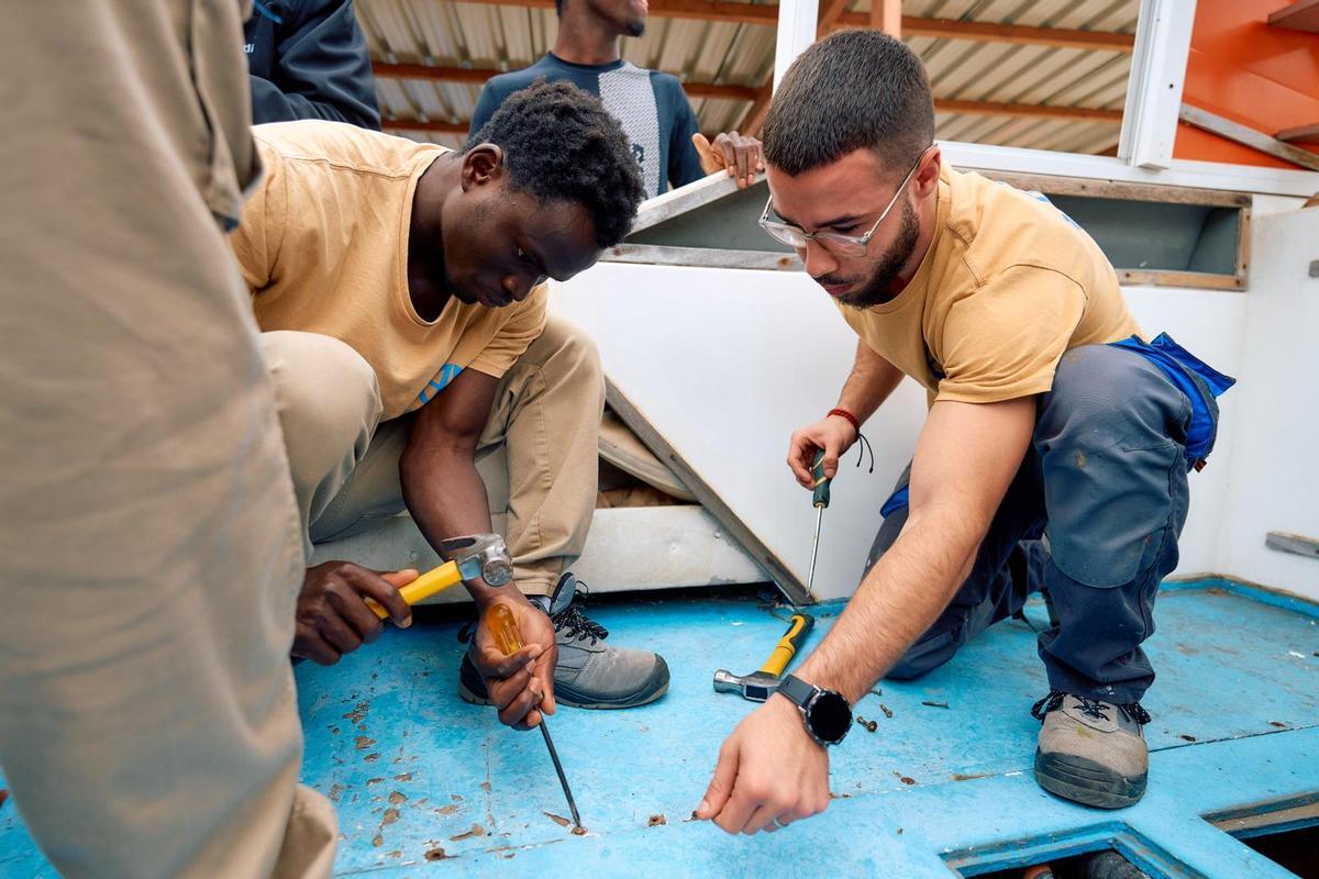 Dos alumnos del módulo de Carpintería y Madera.
