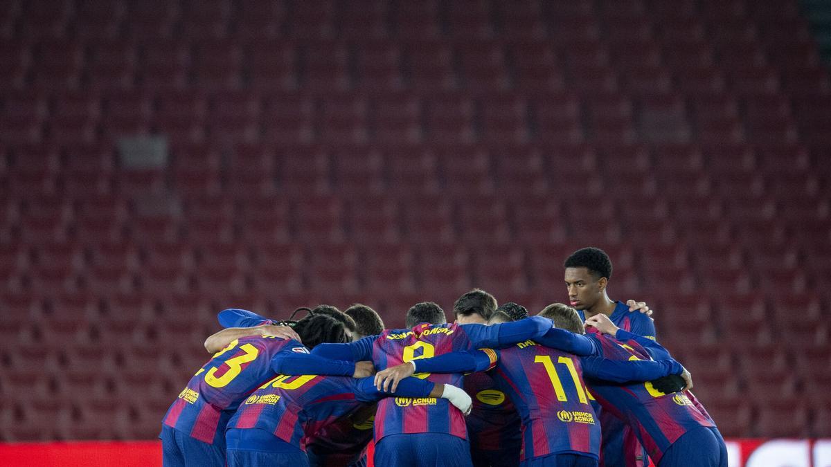 Los jugadores que iniciaron el partido frente al Atlético en el Camp Nou.