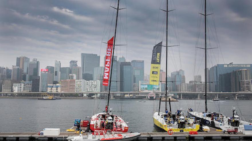 El barco español en la bahía de Hong Kong, junto a otros participantes en la regata