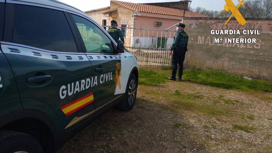 Sorprenden a un ladrón dentro de un almacén de materiales de construcción en Moraleja