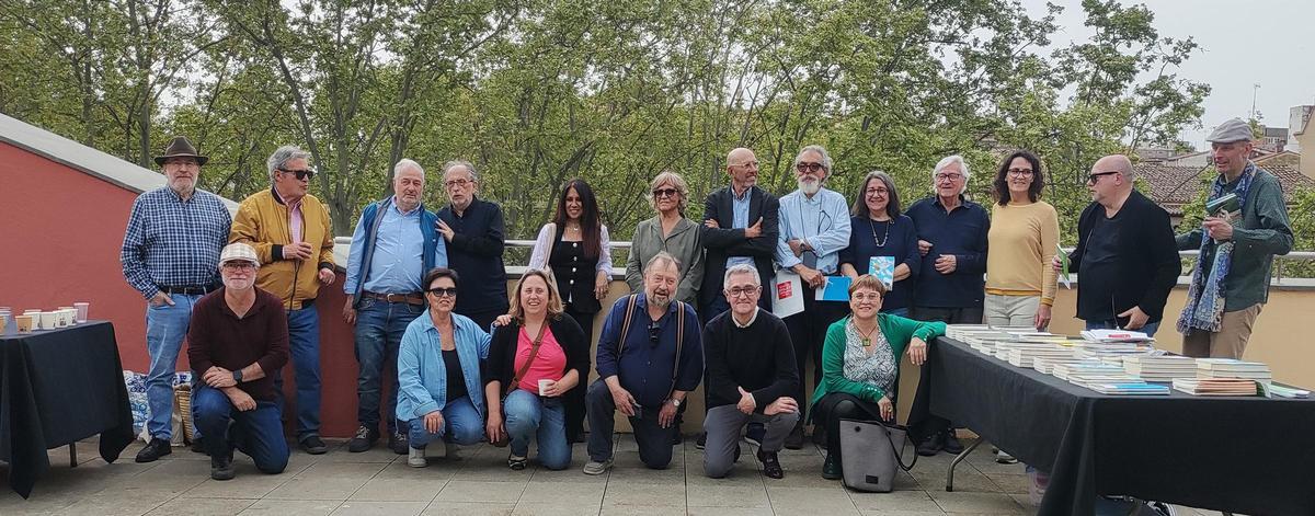 L'editor Jaume Torrent, al centre, a la festa al terrat del Museu del Joguet, amb alguns dels escriptors i escriptores que arriben a aquest Sant Jordi amb novetat sota el segell Cal·lígraf.