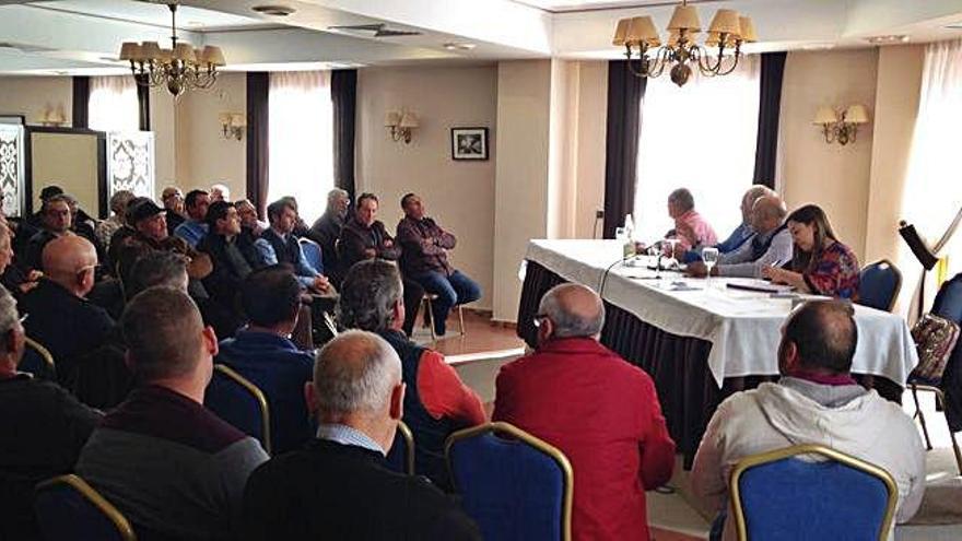 Comuneros del canal Toro-Zamora durante el desarrollo de una asamblea.