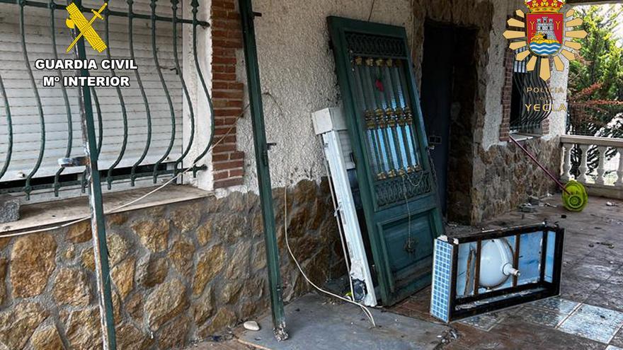 Un policía fuera de servicio sorprende a dos ladrones reventando una casa de campo de Yecla