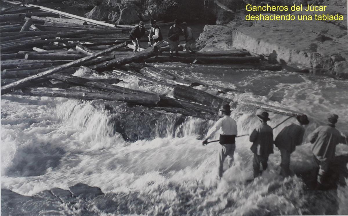 Desmontando una tablada en el Júcar.