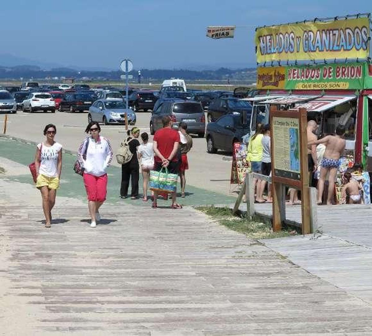 Los arousanos despiden el "miniverano" con un fin de semana de playas y paseos