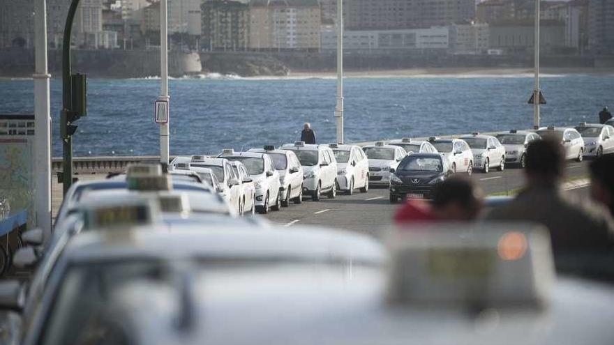 Manifestación de taxis en A Coruña contra Uber y Cabify.