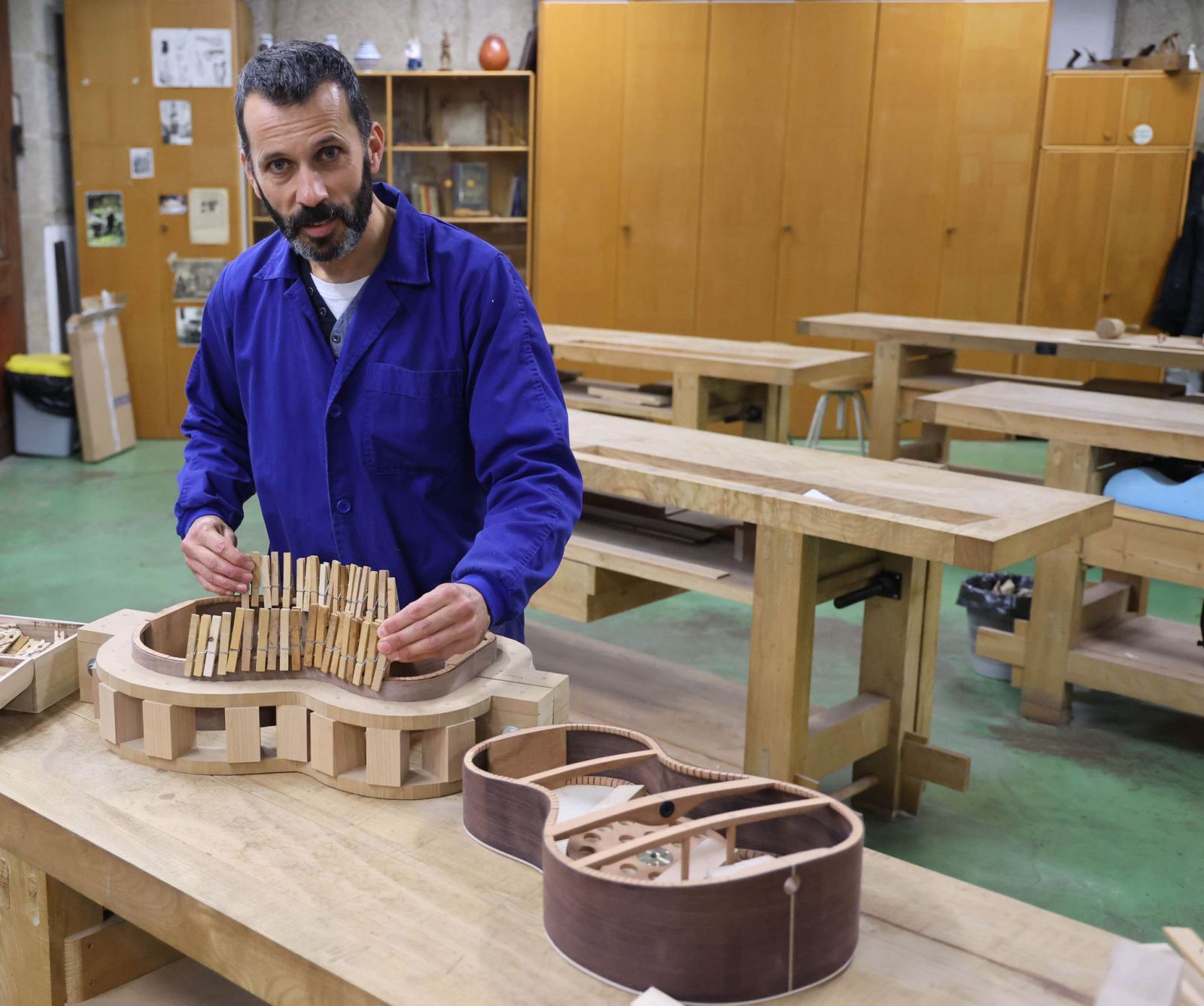 Xaime Rivas Dacosta con una zanfona en construcción en el aula de la EMAO de Vigo donde imparte clases.