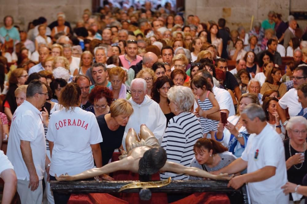 Cientos de vigueses le rindieron tributo al Cristo de la Victoria después de que una veintena de costaleros lo bajasen a hombros.