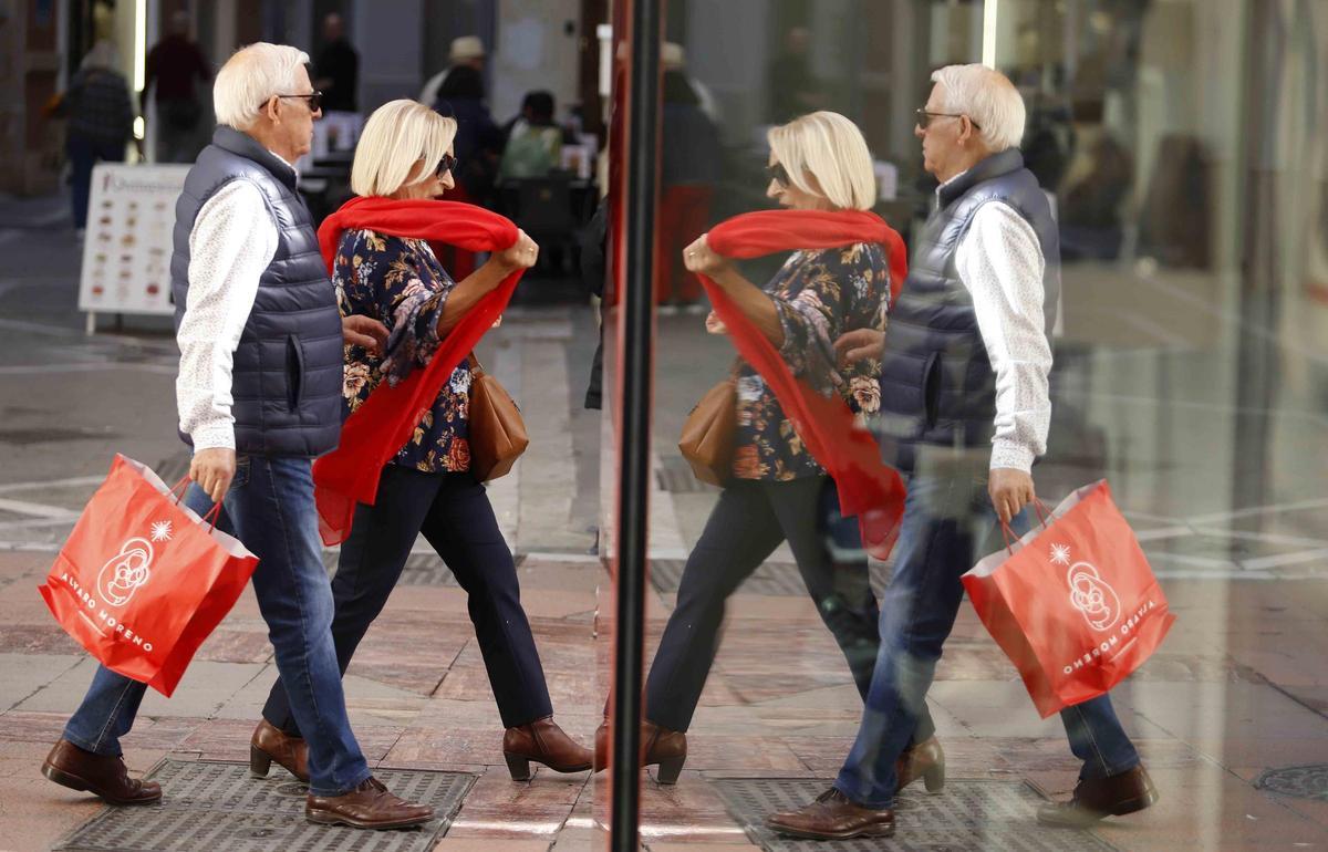 Dos personas, de compras por el centro de Málaga.