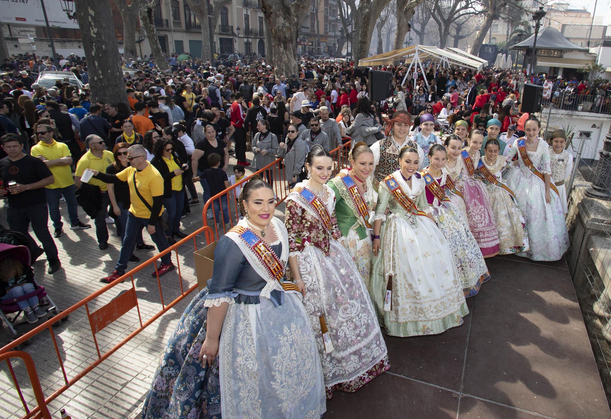 La mascletà de Caballer "retumba" en el Jardí de la Pau de Xàtiva