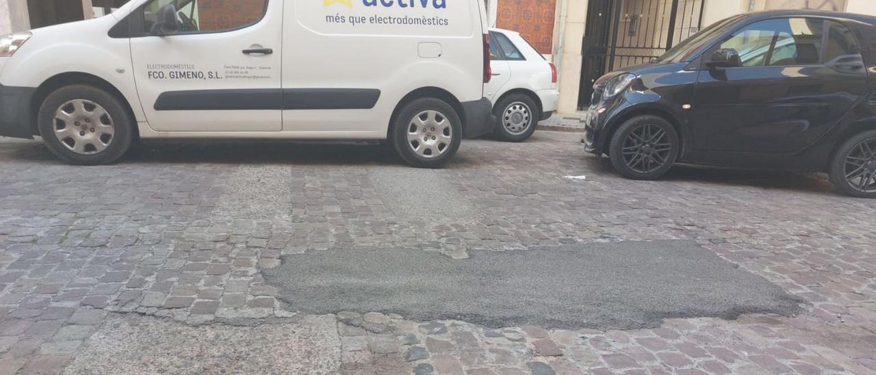 Una de las calles con baches en Sagunt. | R.C.M.