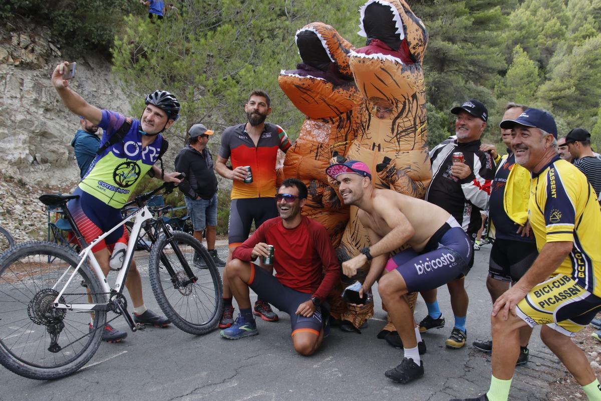 Aficionados haciendo fotográfias con las mascotas de la caravana publicitaria