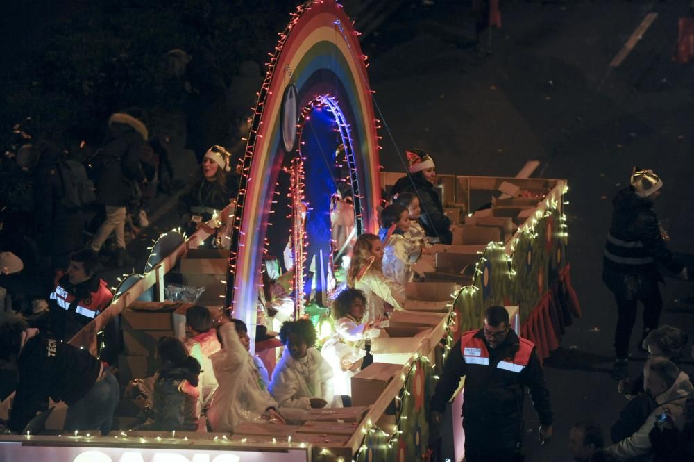 Los Reyes Magos recorren la ciudad desde O Castrillón hasta la plaza de María Pita.