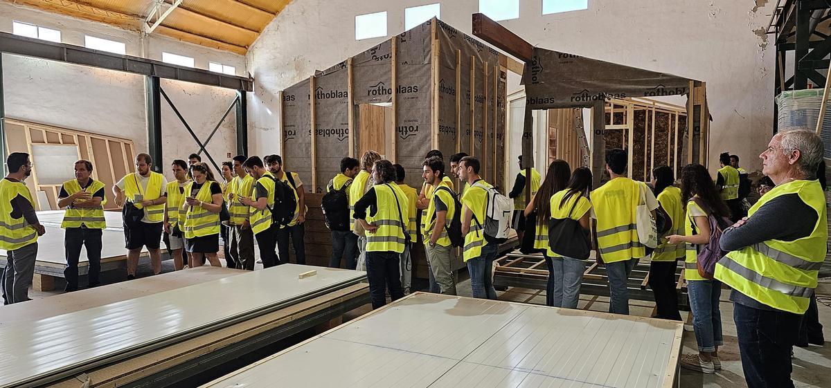 Los estudiantes de la Universidad de Alicante conociendo los Métodos Modernos de Construcción (MMC) en la visita a la fábrica de WES (Wood Engineering Systems).