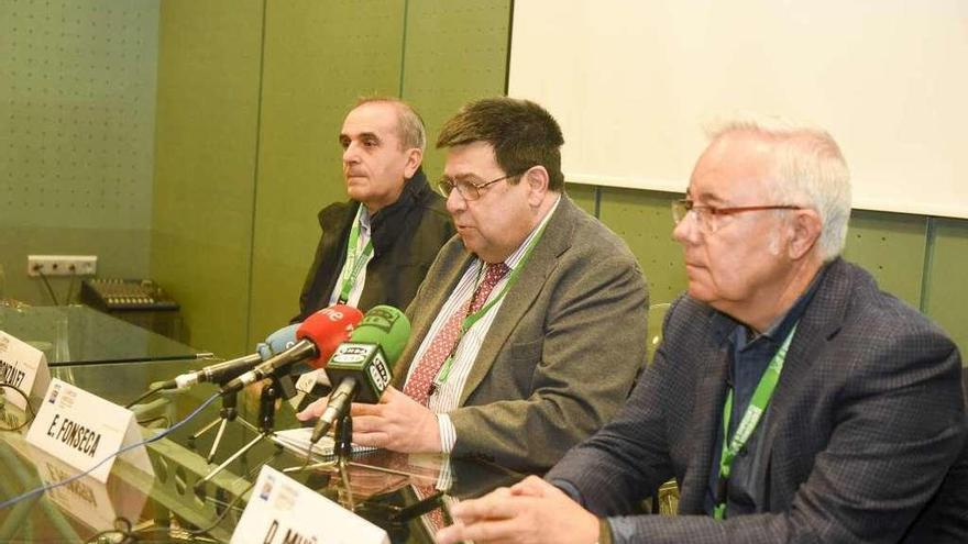 Los dermatólogos Francisco González, Eduardo Fonseca y Donis Muñoz, ayer, en A Coruña.