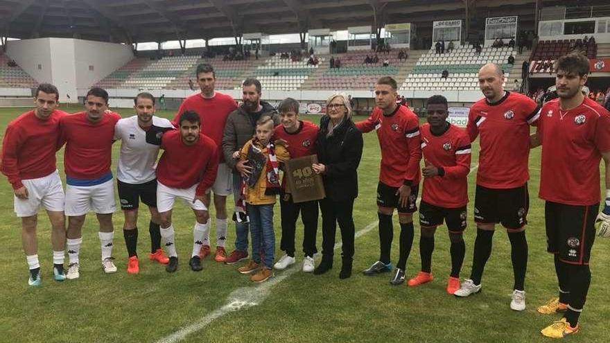 El pequeño Rubén García, alevín del Navega, hizo el saque de honor del encuentro