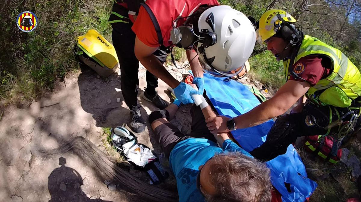 Los bomberos rescatan con el helicóptero a un ciclista accidentado en ...