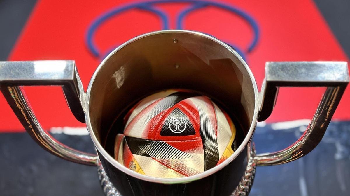 El balón de la Copa del Rey dentro del trofeo