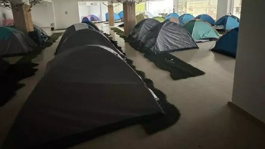 Alquila un Airbnb en Canarias y encuentra un local lleno de casetas de campaña