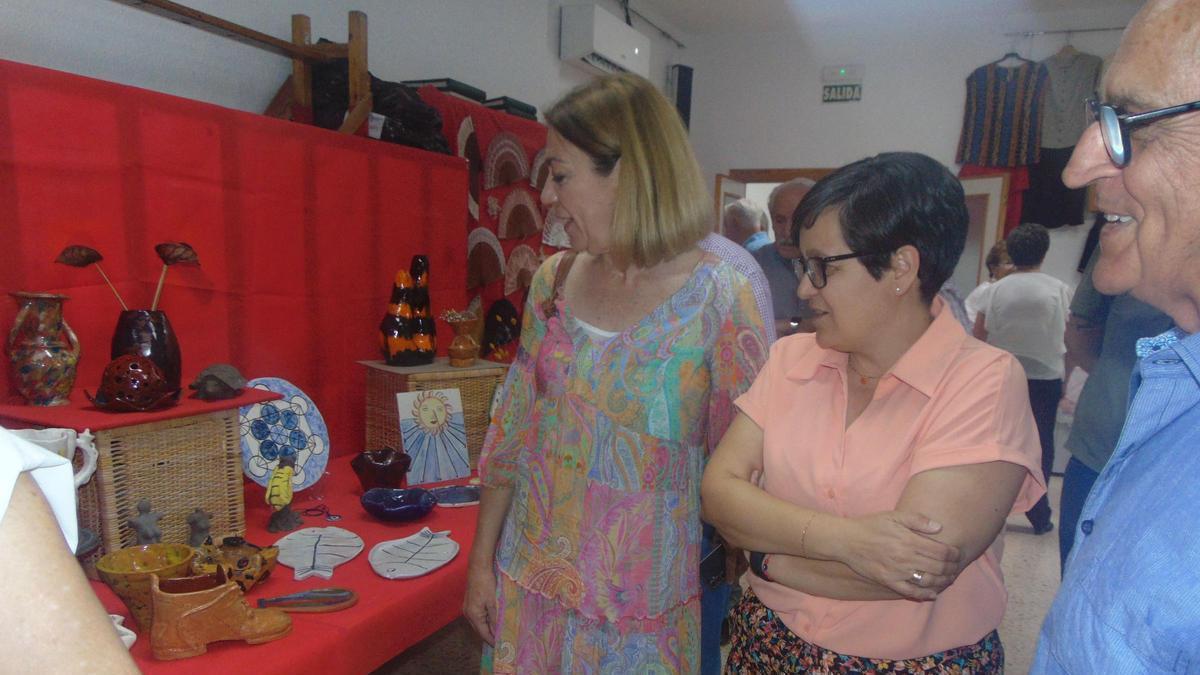 La alcaldesa de Jumilla, Severa González, mira la exposición.