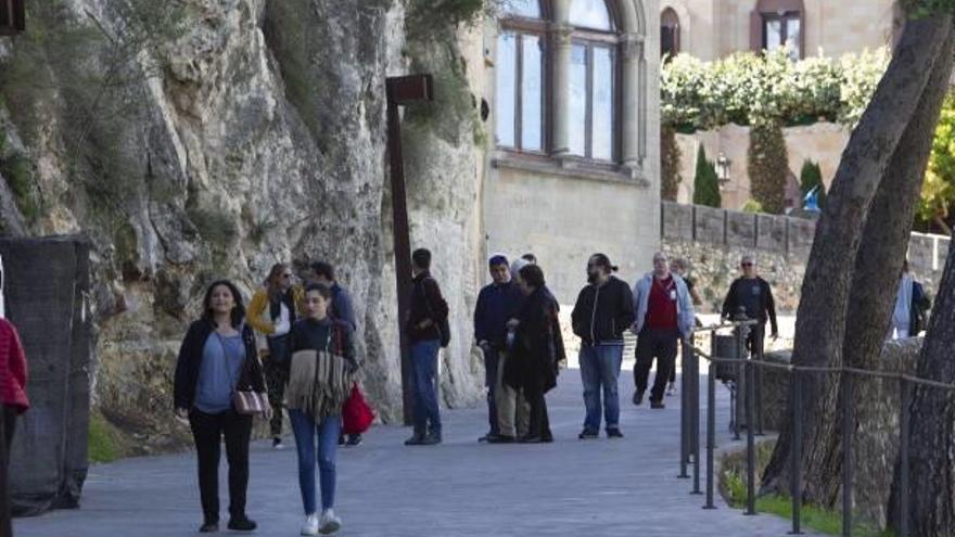 Visitantes en el acceso al castillo de Xàtiva, en una imagen de octubre de 2018.