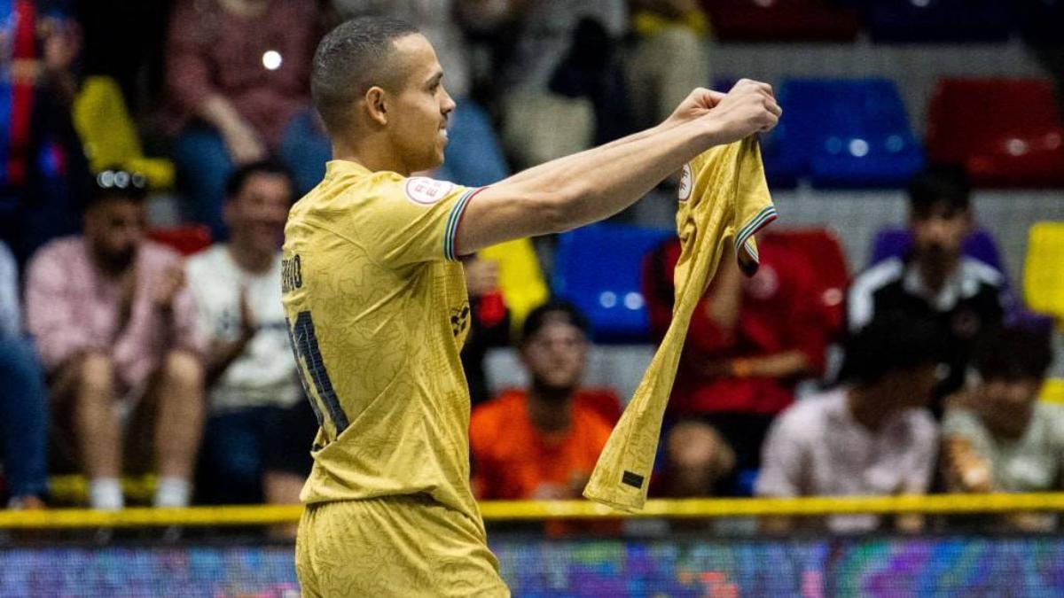 Ferrao muestra la camiseta de Sergio Lozano tras el 0-1