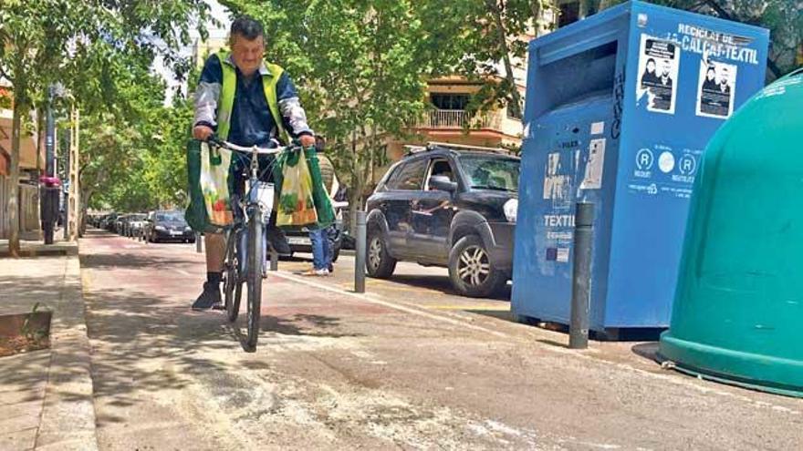 Reparan hoyos en el carril bici de Pere Garau