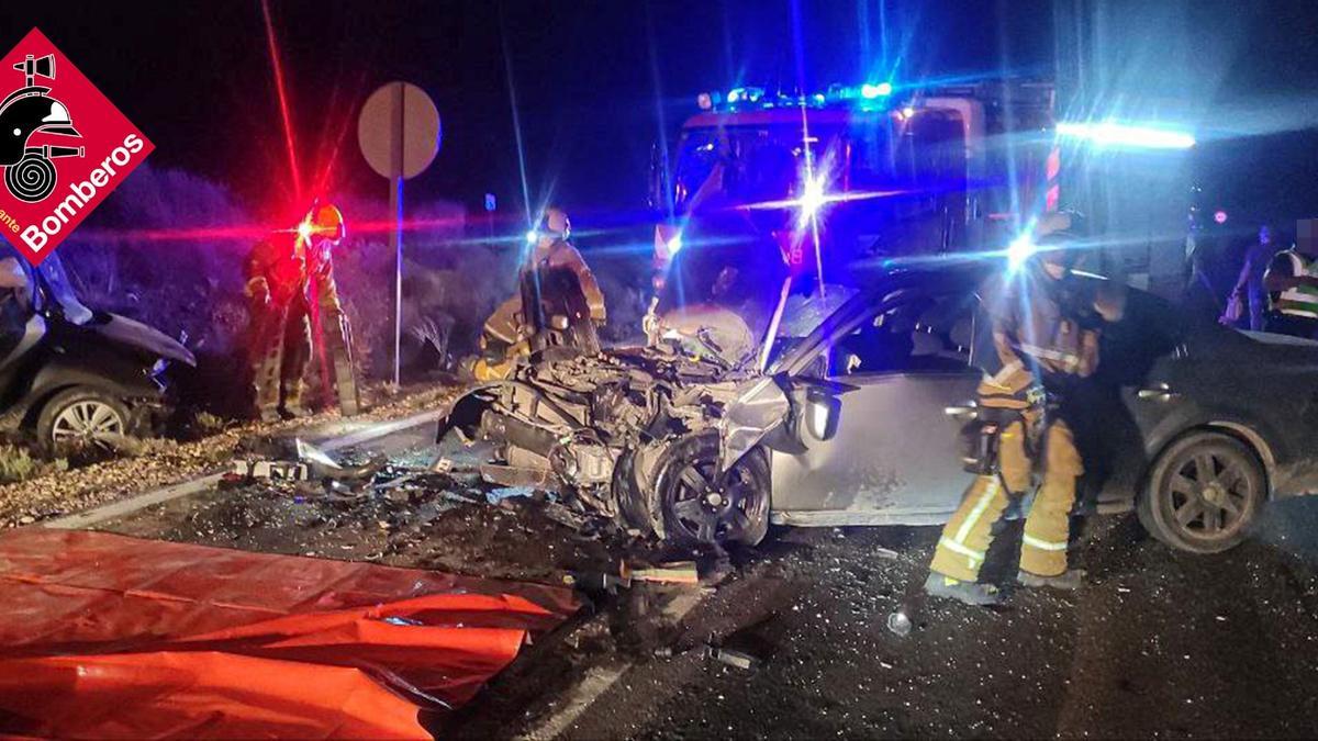 Los bomberos tuvieron que excarcelar a una conductora atrapada tras el accidente de la tarde del lunes en la carretera Novelda-Monóvar.