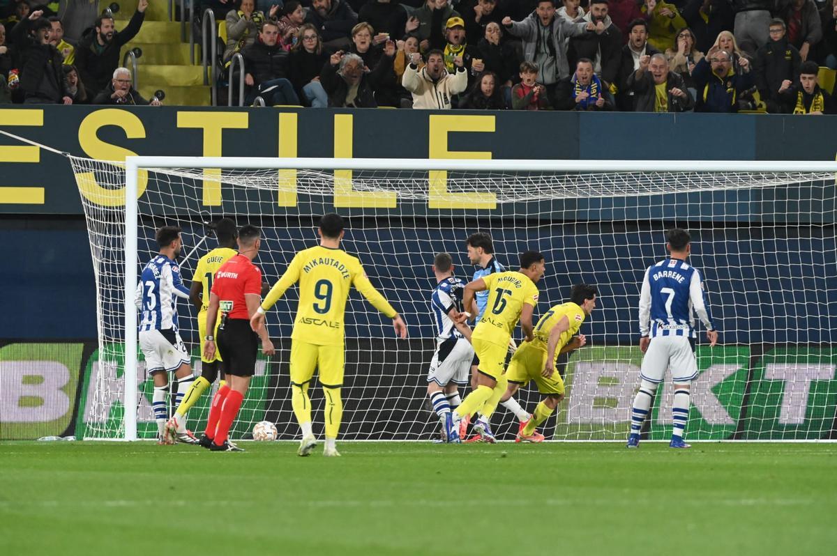 Gerard Moreno celebrando el primer tanto del Villarreal