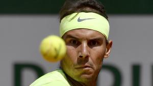 EPA1769. PARÍS (FRANCIA), 29/05/2019.- El tenista español Rafael Nadal devuelve la bola al alemán Yannick Maden durante su partido de segunda ronda del torneo de tenis de Roland Garros, este miércoles, en París (Francia). EFE/ Julien De Rosa