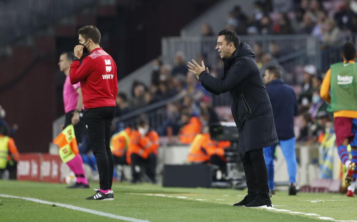 BARCELONA, 18/04/2022.- El entrenador del FC Barcelona, Xavi Hernández (d), durante el partido de Liga en Primera División ante el Cádiz que disputan este lunes en el Camp Nou, en Barcelona. EFE/Andreu Dalmau