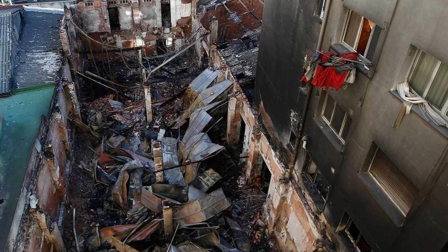 Vista parcial del almacén del bazar chino tras el incendio.