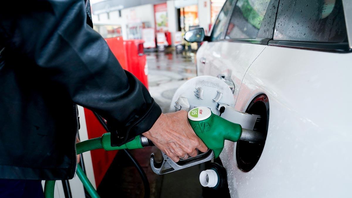 Una mujer reposta gasolina en una estación de servicio de Madrid