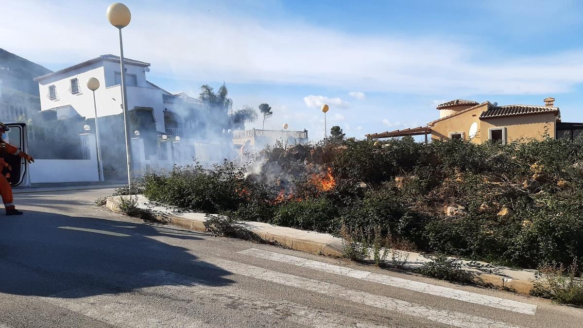 La rápida intervención de los voluntarios ha evitado que las llamas cogieran fuerza