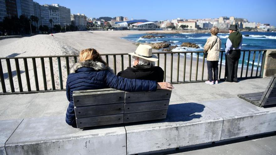 Playa de Riazor, vista desde el paseo marítimo coruñés.