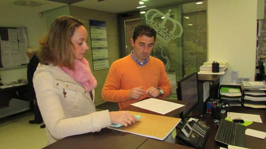 Verónica Blanco y Juan Manuel Blanco, ayer, registrando su escrito en el Ayuntamiento.
