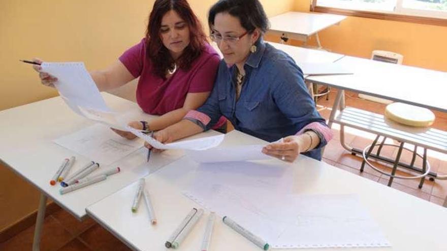 Alexandra Vázquez y Lorena González, con los bocetos. // Faro