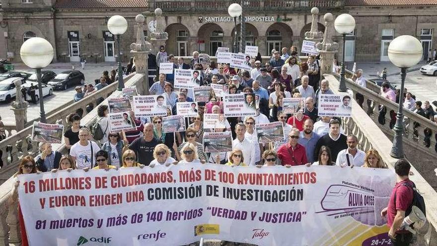 Manifestación de las víctimas del Alvia en Santiago para pedir una comisión de investigación.