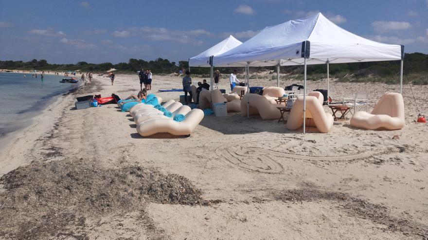 Lo nunca visto: desembarcan en es Carbó e instalan un &#039;chiringuito privado&#039; con sirvientes a pie de playa