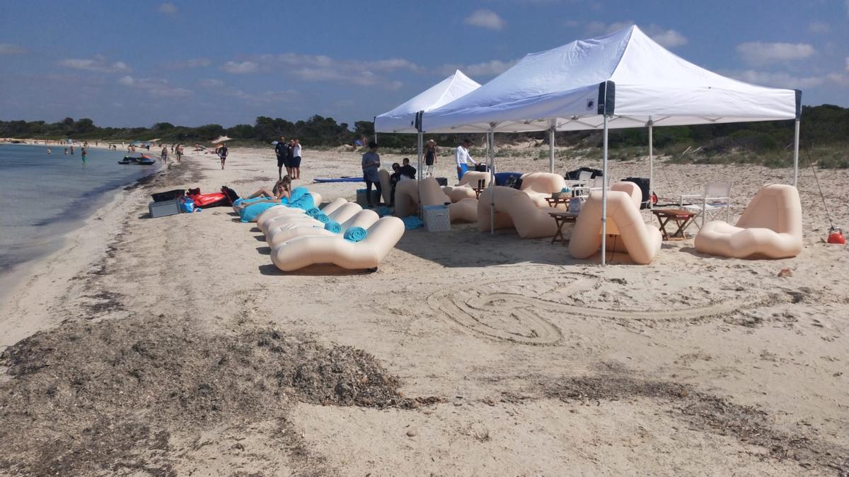 Denuncian la instalación de un "chiringuito" privado en la playa d'es Carbó