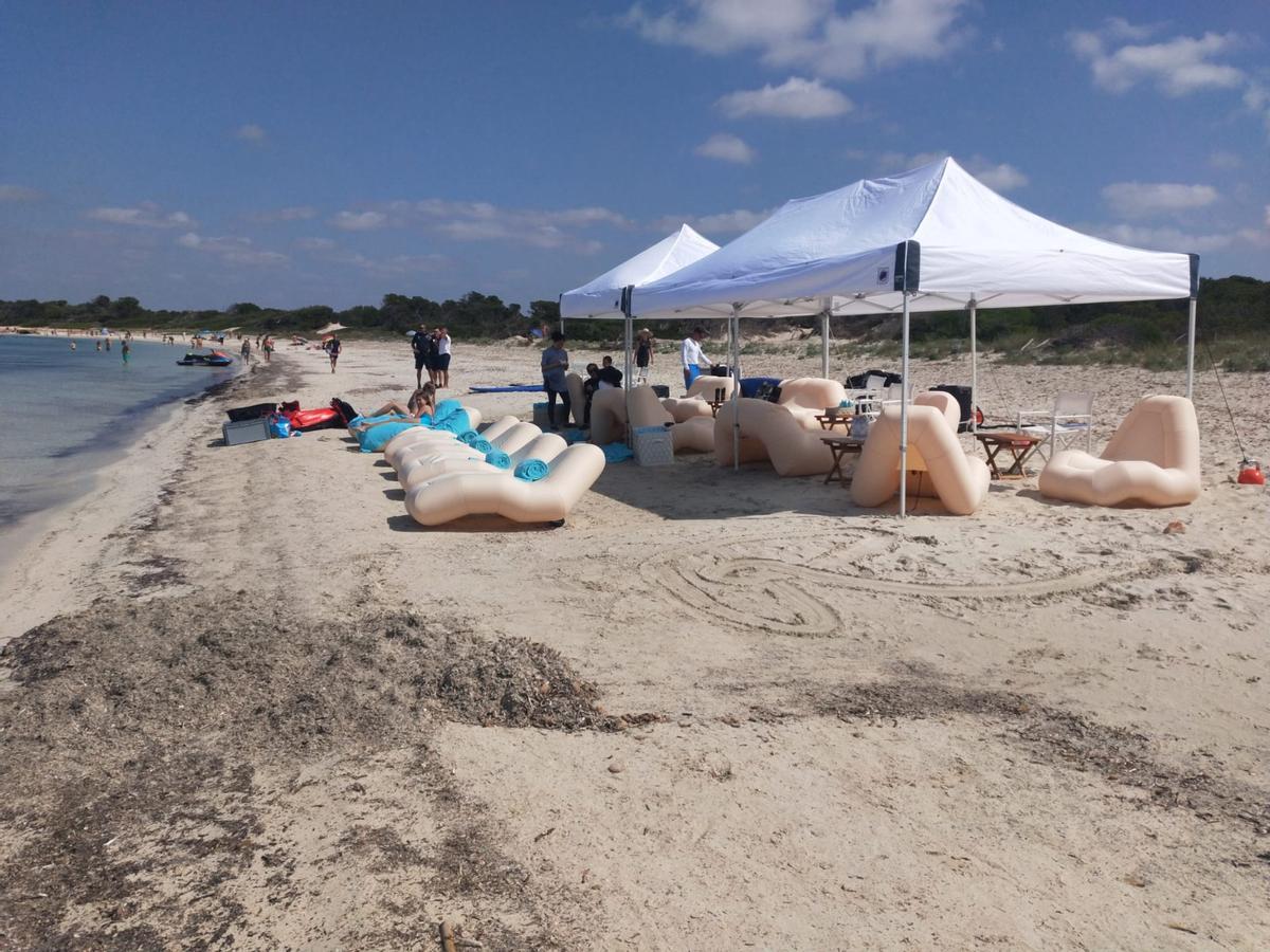 Denuncian la instalación de un "chiringuito" privado en la playa d'es Carbó