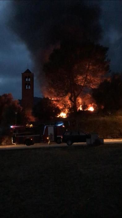 Foc en un cobert de Llorà