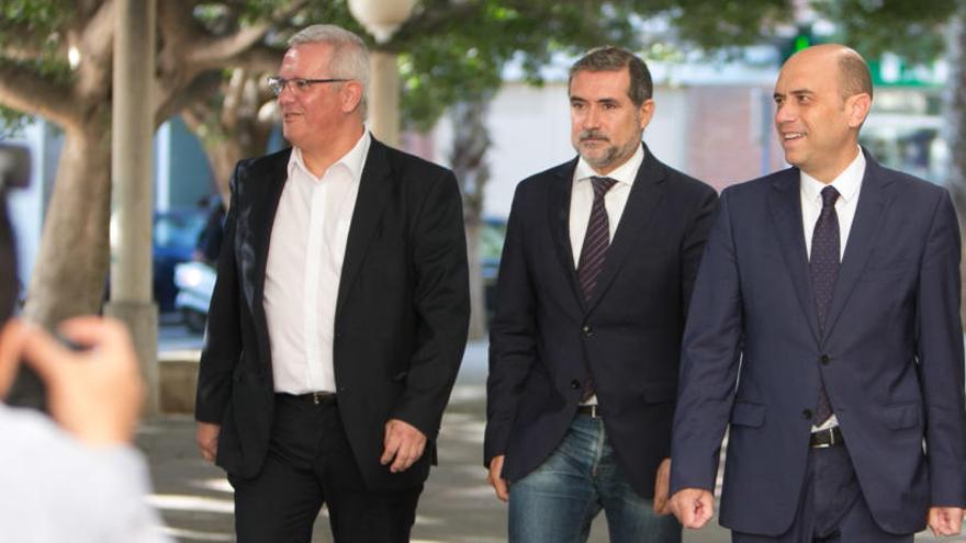 Los asesores De Gea y Díez, junto a Echávarri, a su llegada a los juzgados para declarar por el posible fraccionamiento de contratos