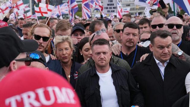 El activista británico de extrema derecha Tommy Robinson (C), cuyo nombre real es Stephen Yaxley-Lennon, gesticula mientras marcha por el centro de Londres junto a seguidores,  durante una manifestación por la “libertad de expresión”, el 13 de septiembre de 2025.