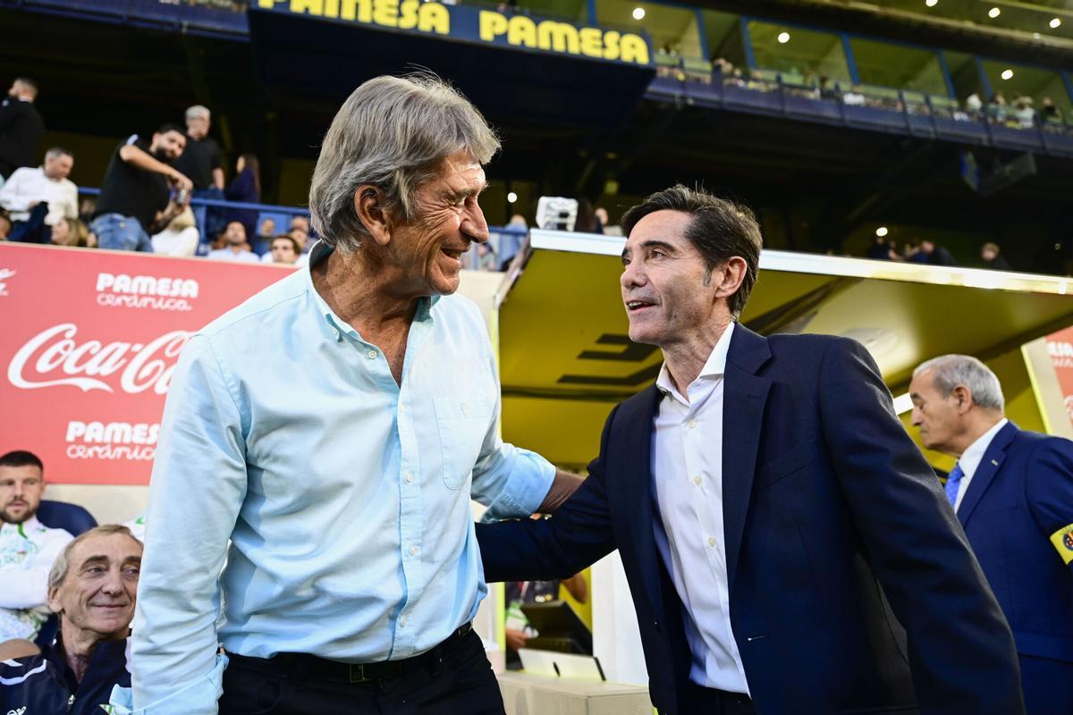 Marcelino y Pellegrini se saludan antes del partido entre Villarreal y Betis de la jornada 9 de LaLiga en La Cerámica