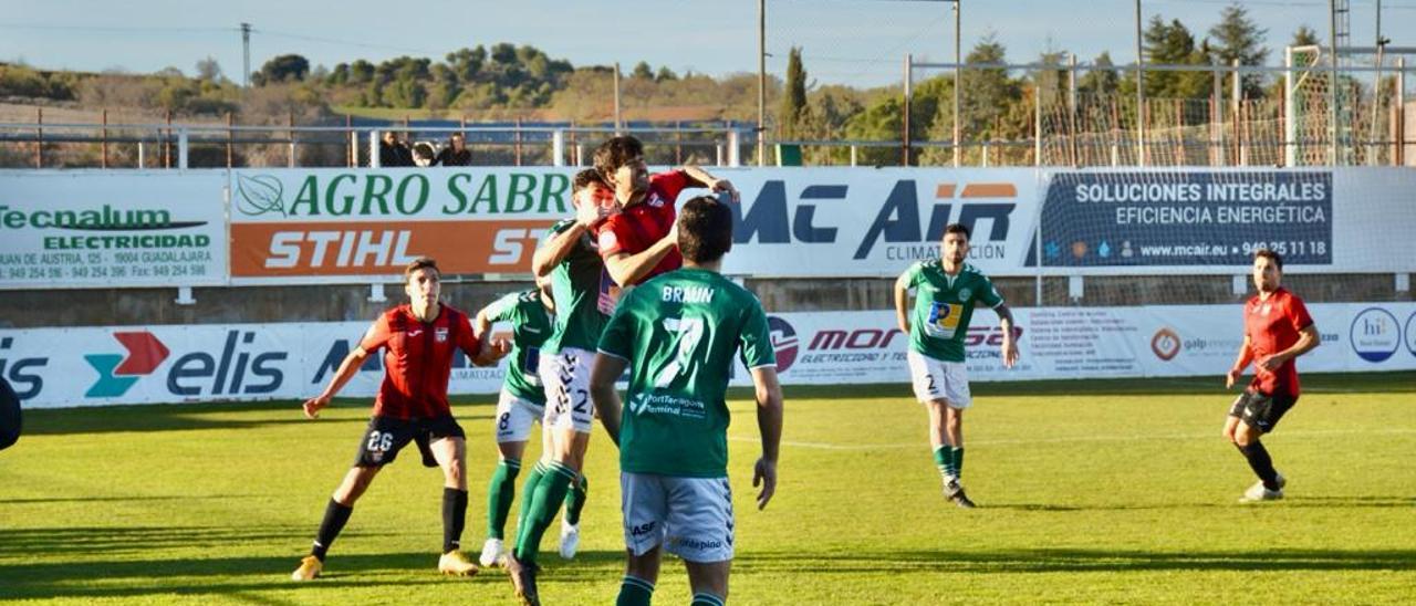 La Nucía mantuvo el liderato al ganar en el campo del colista